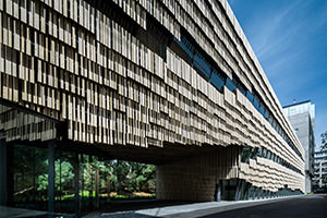 ウロコ狀の壁がうねる東京大學の研究館