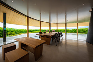 雄大な奈良盆地を一望する丹生庵