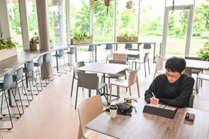 緑やアロマに癒やされるカフェ