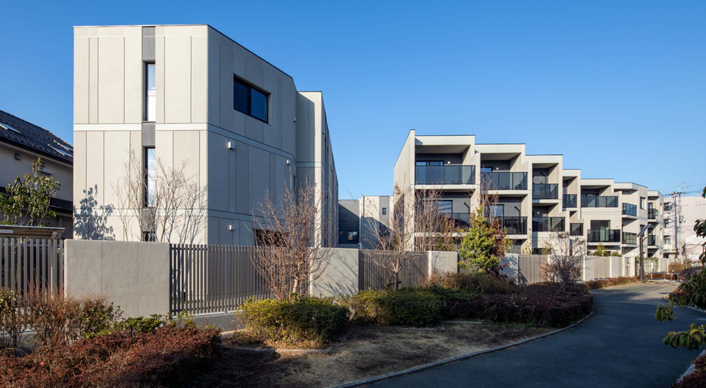 外観（2025年2月撮影）左：A棟、奧：B棟、右：C棟