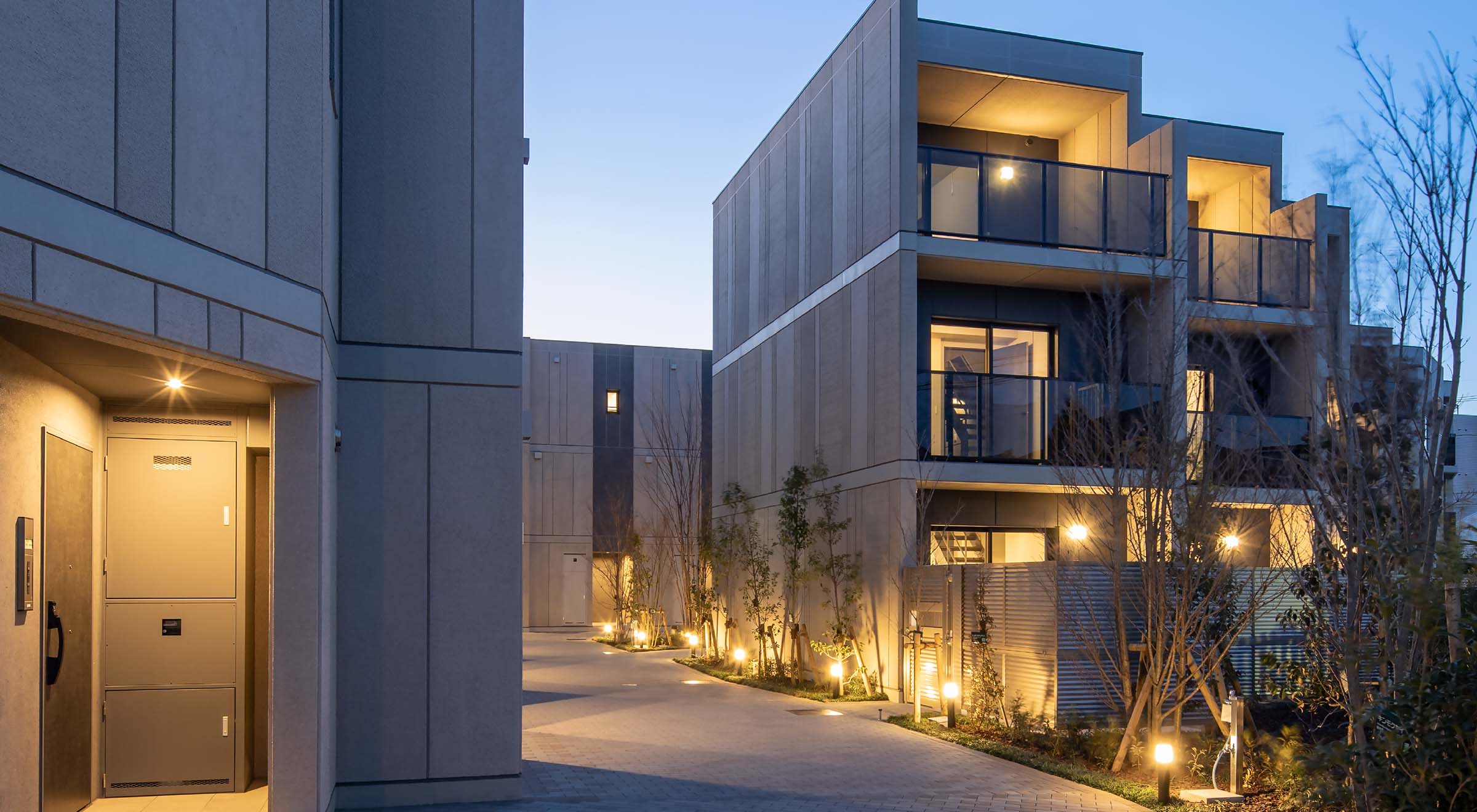 外観（2025年2月撮影）左：A棟、奧：B棟、右：C棟