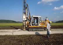 重機(jī)が沈まないことを確認(rèn)する様子
